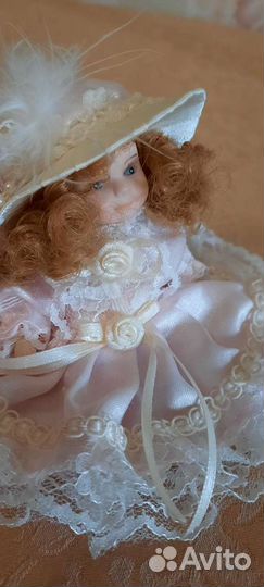 Кукла фарфоровая