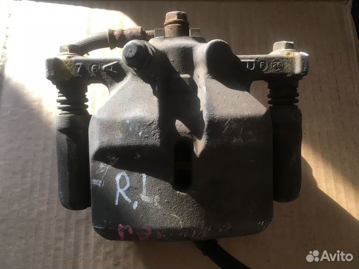 Суппорт тормозной задний левый Honda Elysion