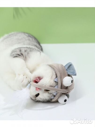 Шапочка для кошки с игрушкой на лбу
