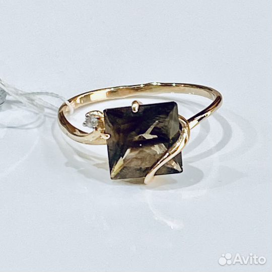 Золотое кольцо с камнем