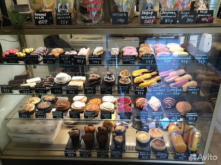 Бариста в кофейне-кондитерской