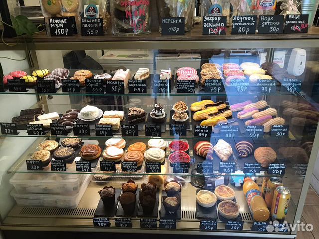 Бариста в кофейне-кондитерской