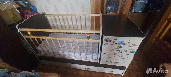 Детская кроватка с маятником