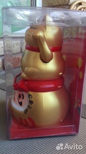 Кот на удачу машет левой лапой. Новый. Большой