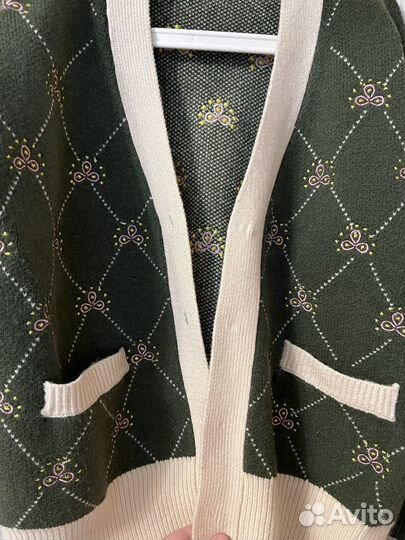 Вязаный кардиган с вышивкой