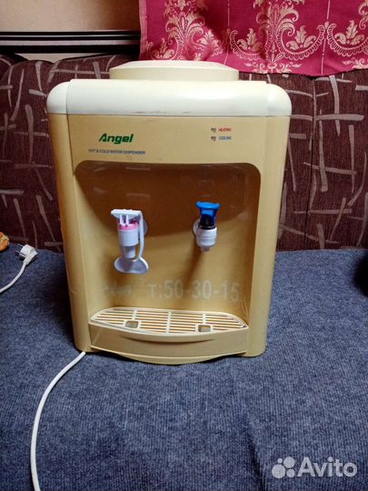 Кулер для бутылей с водой