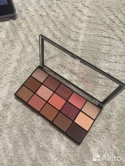 Палетка румян и теней makeup revolution