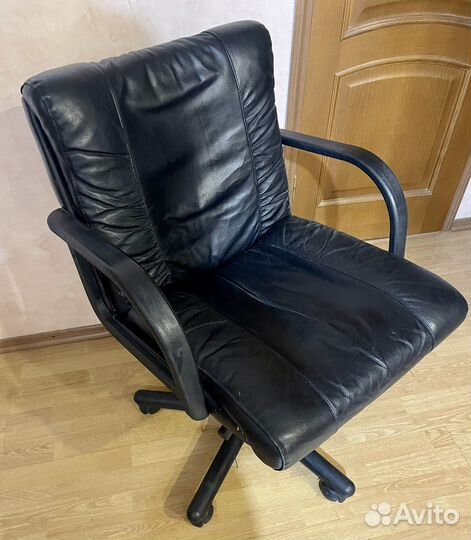 Офисное кожаное кресло руководителя
