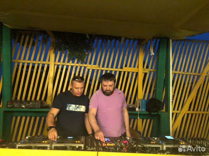 Диджей 2000 watts чистого звука + свет +дым машина