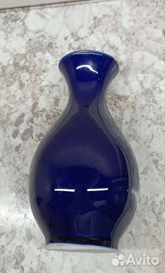 Парные фарфоровые вазы