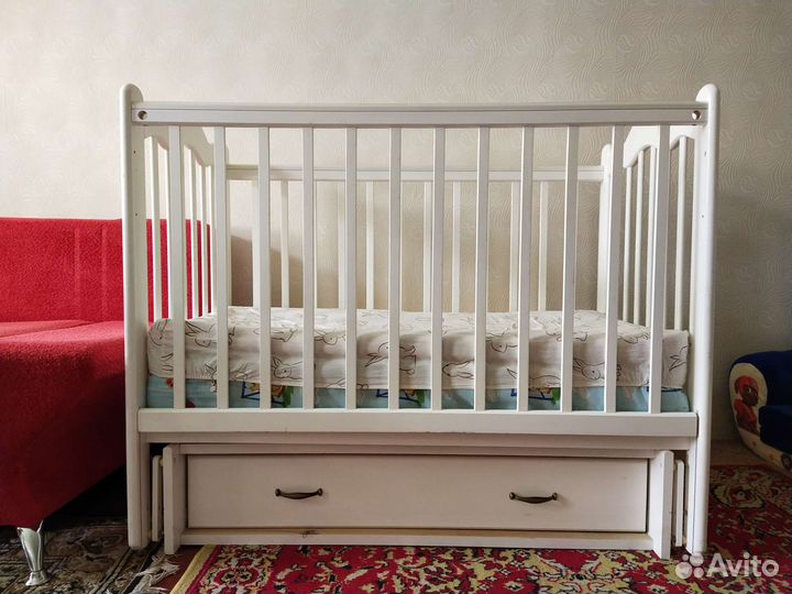 Детская кроватка с маятником
