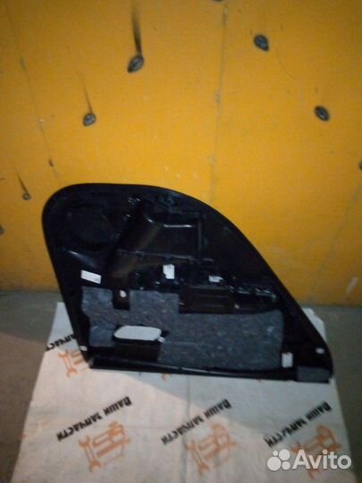 Обшивка боковой двери задняя правая Kia Rio 4