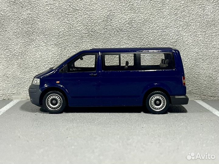 Коллекционная модель VW Transporter T5 1:43