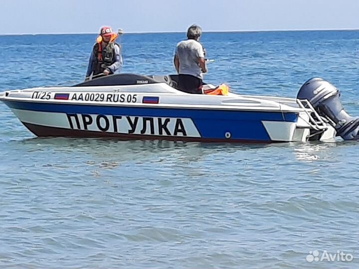 Прогулочный катер