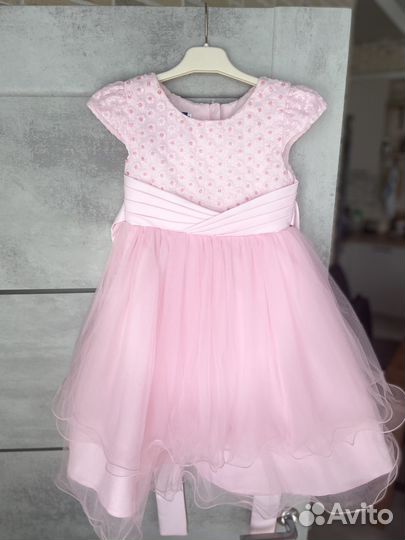 Продам нарядное платье для девочки