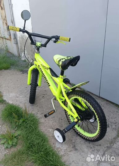 Детский велосипед с боковыми колёсами
