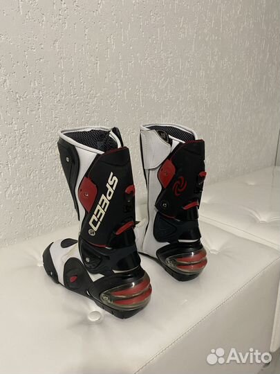 Продаю горнолыжный инвентарь и мотоботы