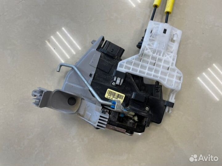 Замок боковой двери передний правый Kia Stinger