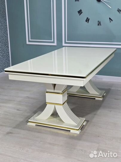 Стол и стулья