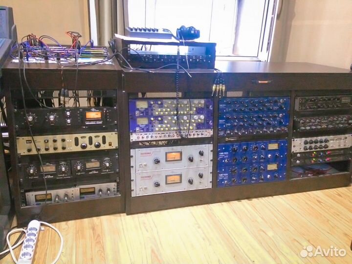 Звукорежиссер, студия звукозаписи, песня вокал