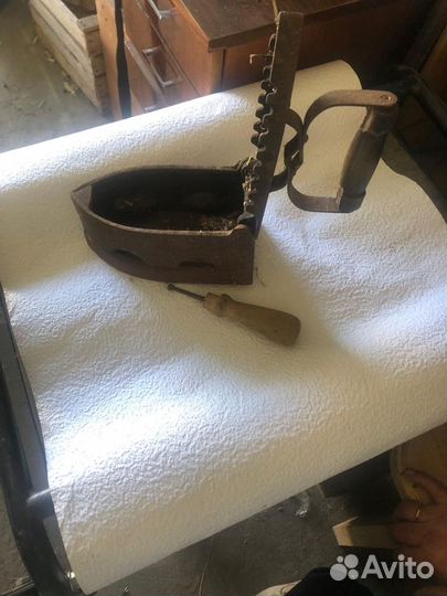 Старинный утюг на углях