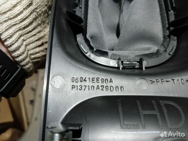 Чехол ручки кпп Nissan. 96935-EE90A