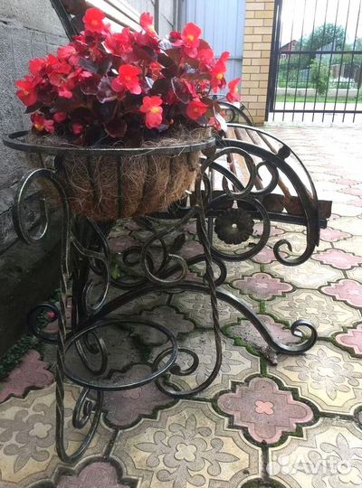 Кованая подставка для цветов