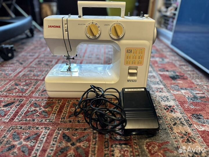 Швейная машина Janome MV 523