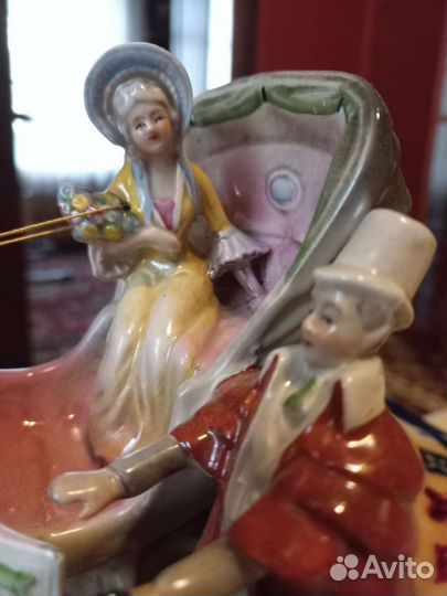 Фарфоровая статуэтка Дама в коляске с кавалером