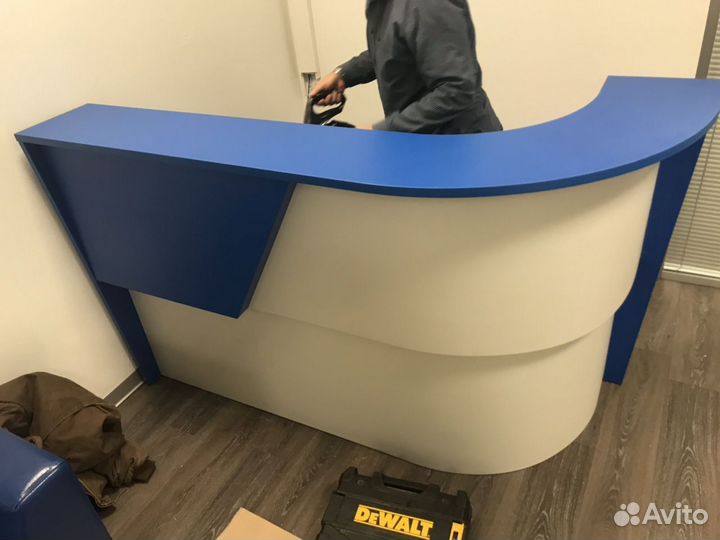 Новая стойка ресепшн для двухуровневая с щитом