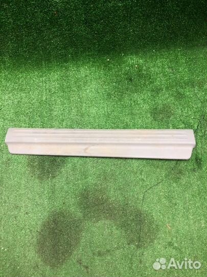 Накладка порога салона передняя правая Mitsubishi