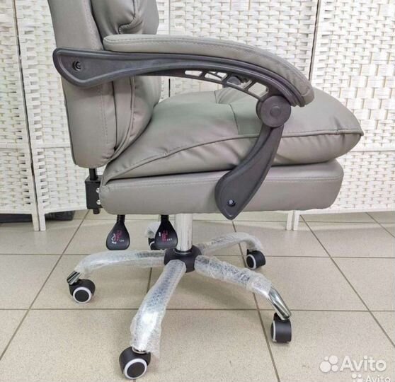 Новое большое компьютерное кресло