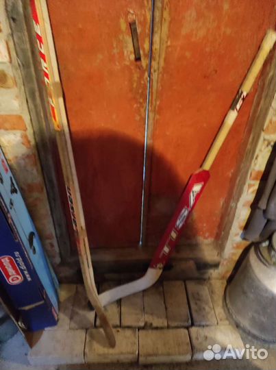 Клюшка и лыжи