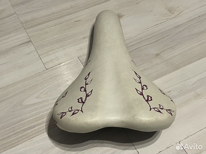 Седло красивое для женского велосипеда GT