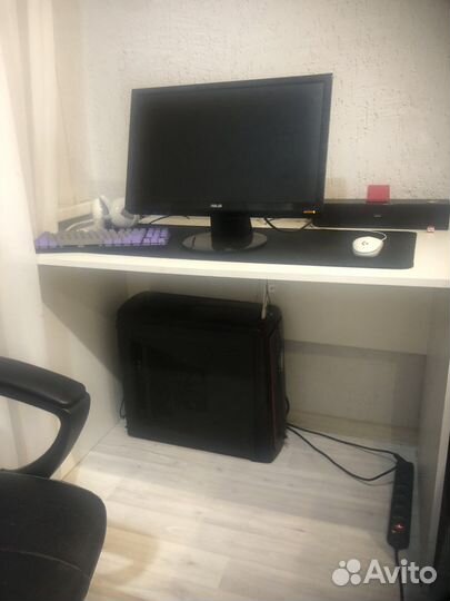 Компьютерный стол белый