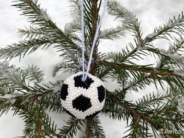 Мяч футбольный из чешского бисера