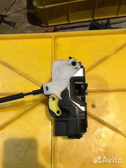 Замок двери передний левый Chevrolet Cruze Седан