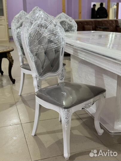 Стол и стулья