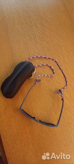 Модные очки с крепким чехлом