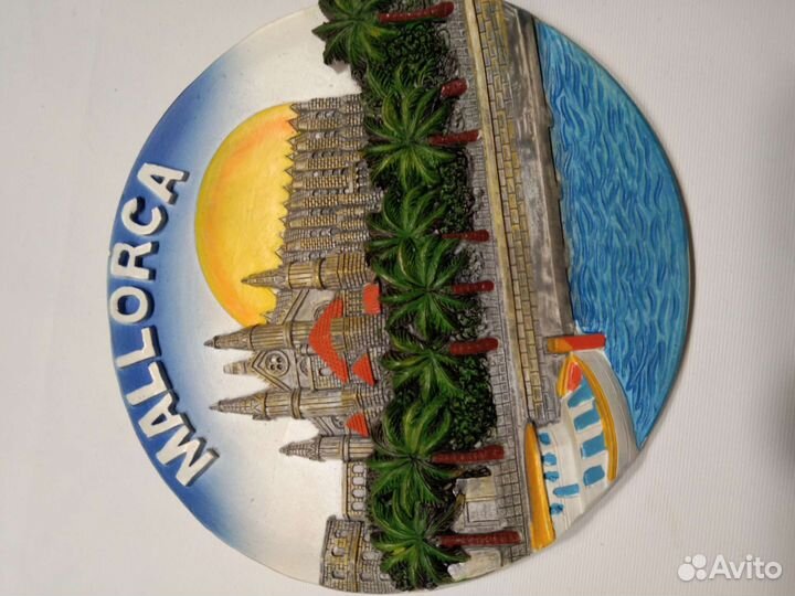 Сувенирные тарелки разных стран и магниты