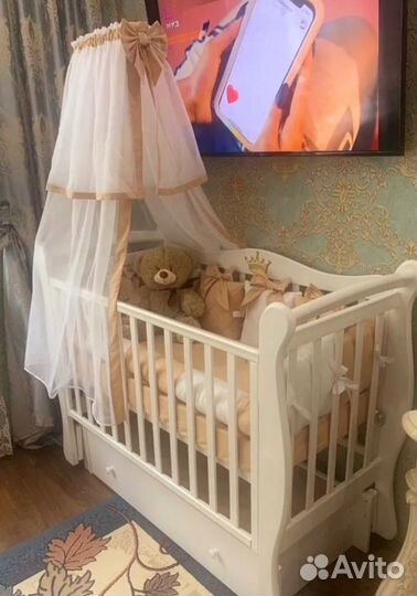 Бортики в кроватку плюс балдахин и простыня