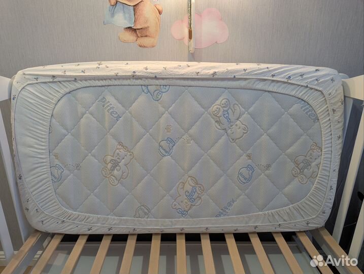 Детская кроватка с маятником и ящиком