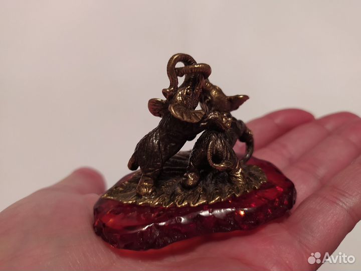 Слоники на листике