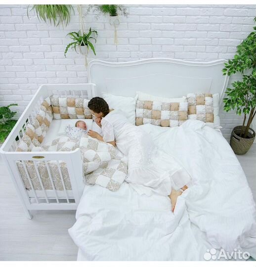 Приставная кроватка с маятником