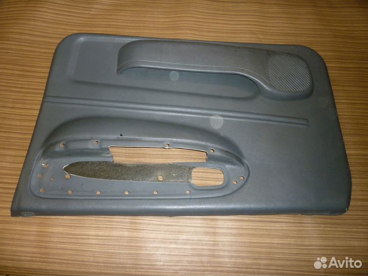 Обшивка правой передней двери Kia Sportage 1