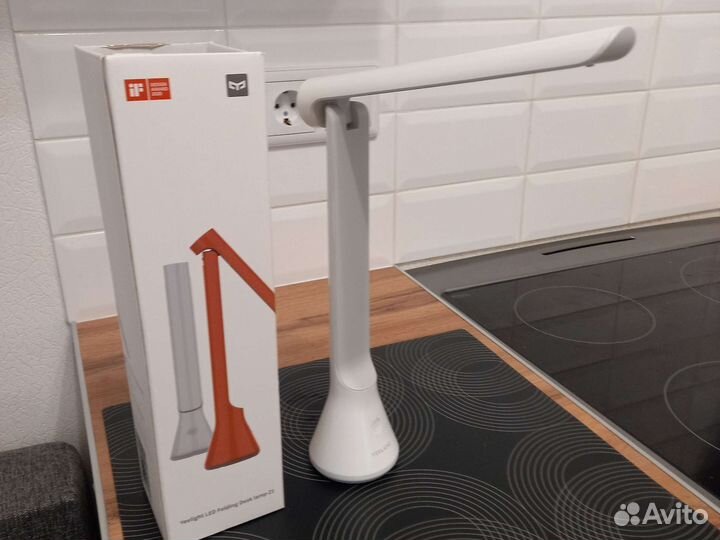 Лампа настольная белая