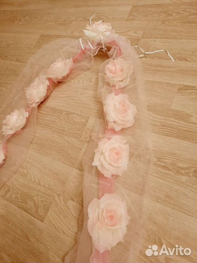 Свадебная лента с цветами на авто