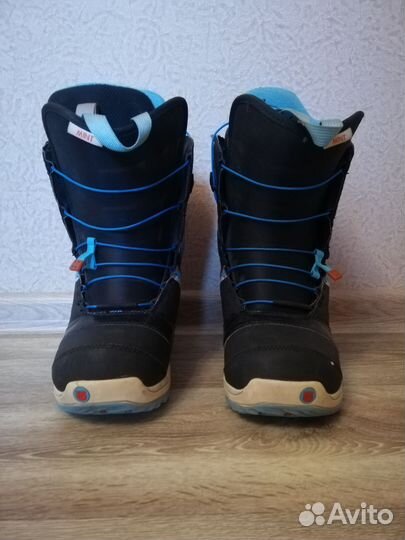Сноуборд с креплениями и ботинки