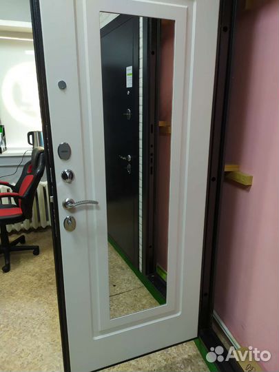 Двери входные с зеркалом