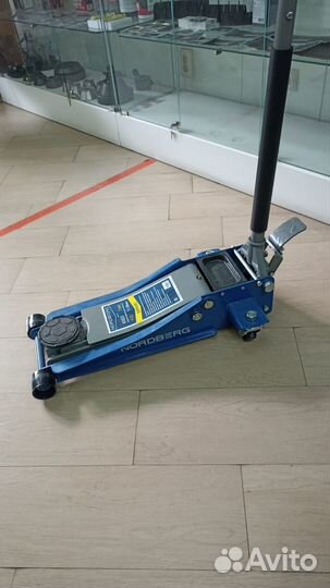 Домкрат подкатной